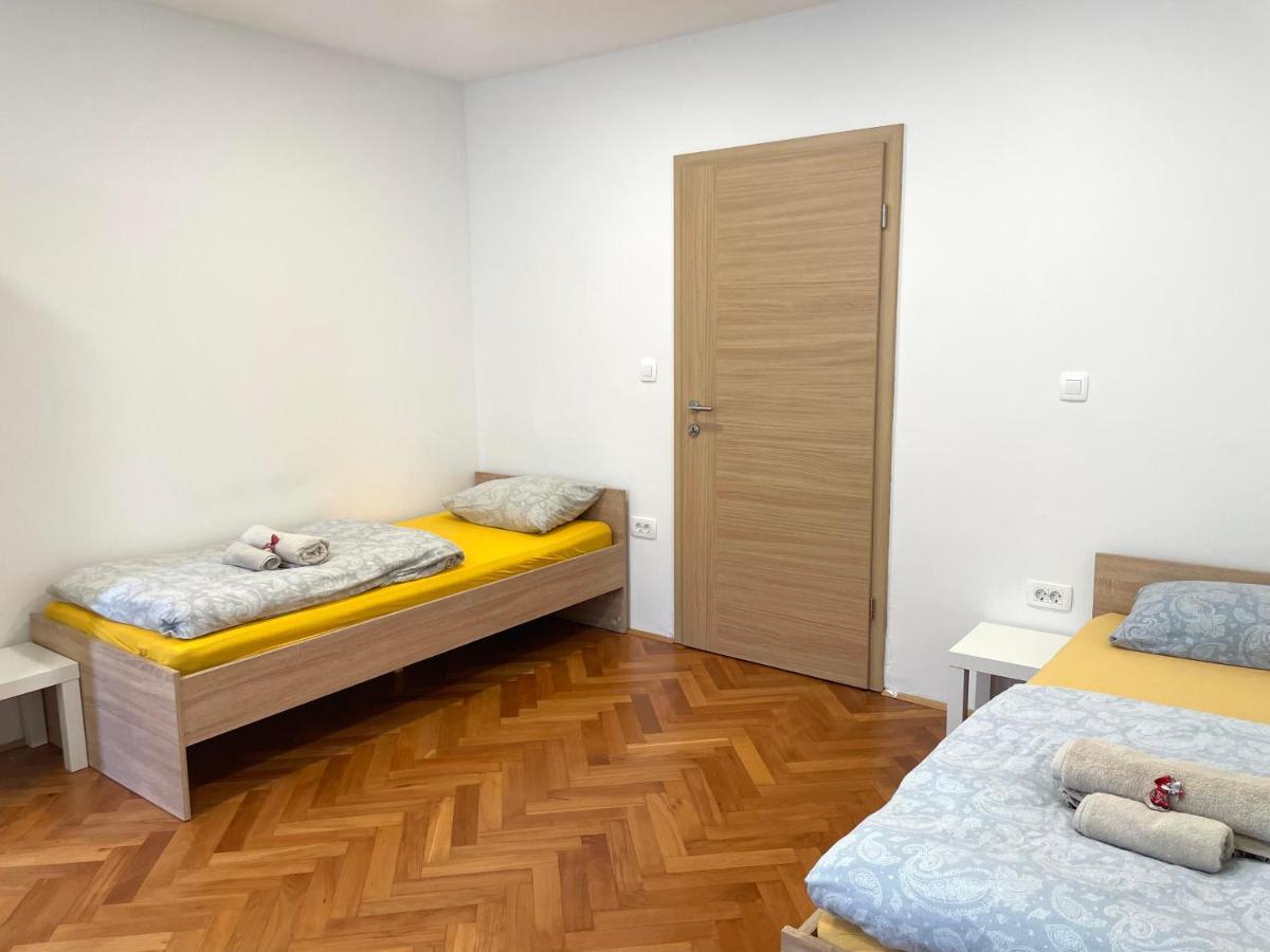Green Flat Near The City Center With Free Parking Apartment