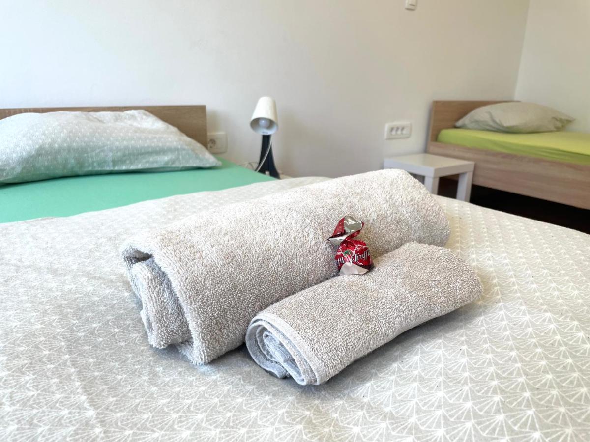 Green Flat Near The City Center With Free Parking