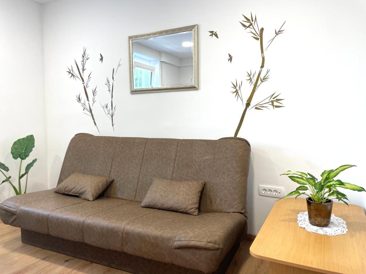 Green Flat Near The City Center With Free Parking