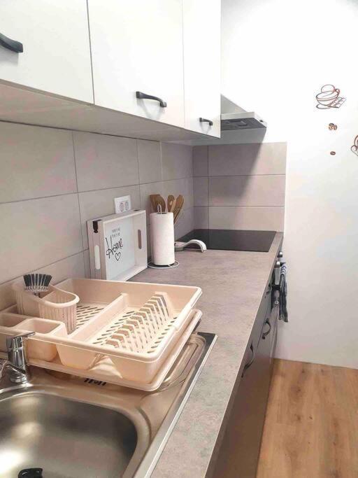 Green Flat Near The City Center With Free Parking *
